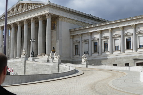 Das Parlamentsgebäude in Wien ist ein eindrucksvolles Bauwerk in bester Lage. Davor findet man immer jede Menge fotografierender Touristen