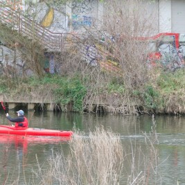 ein kajakfahrer auf der ihme in hannover