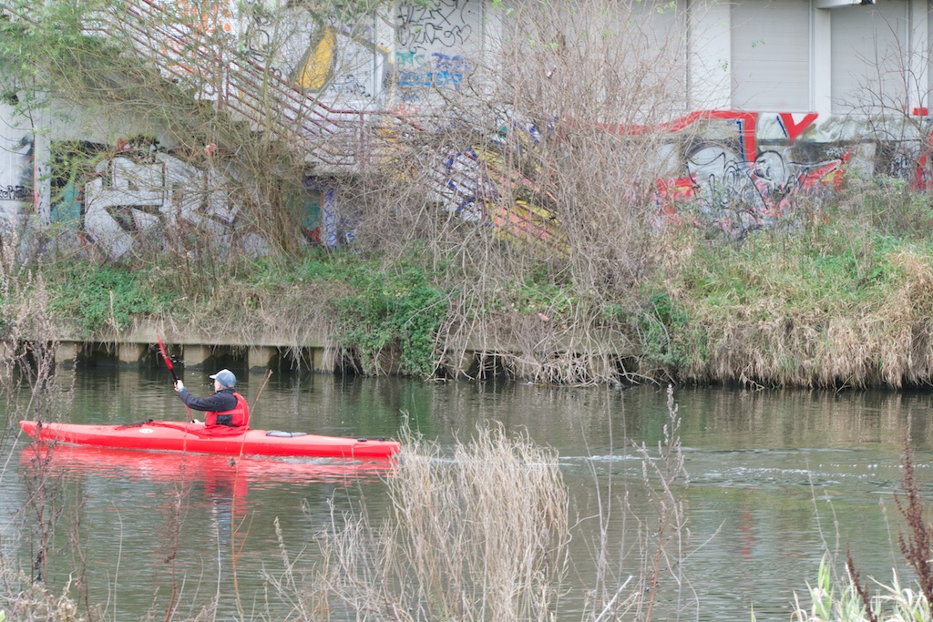 ein kajakfahrer auf der ihme in hannover