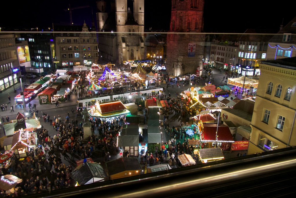 halle saale weihnachtsmarkt von oben fotografiert