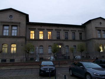 schlicht aber schön. grosses haus in der innenstadt