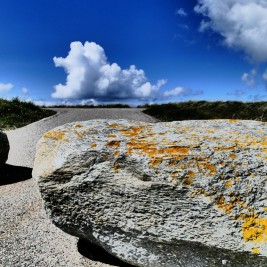 am strand in dänemark mit stein wolke und meer