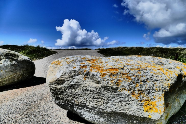 am strand in dänemark mit stein wolke und meer