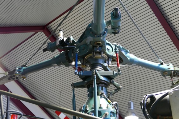 rotoren, turbinen, jede Menge einzelteile für helikopter im museum