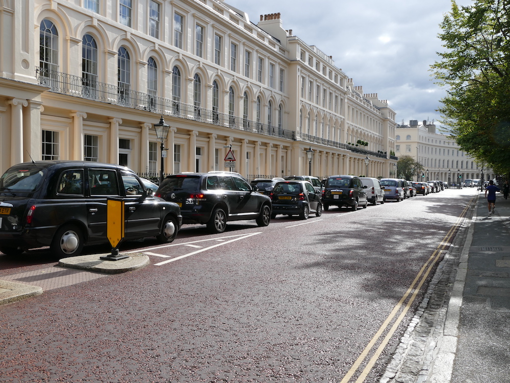 symetrisch angeordnete autos in london
