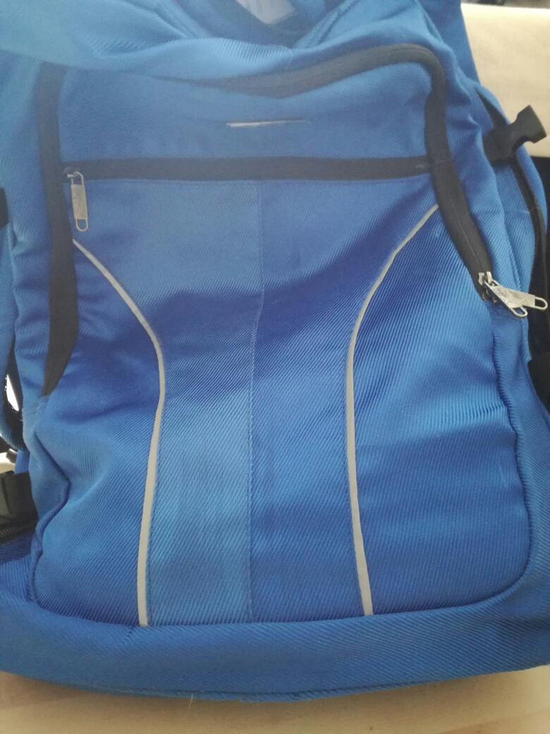 blaue reisetasche von oben