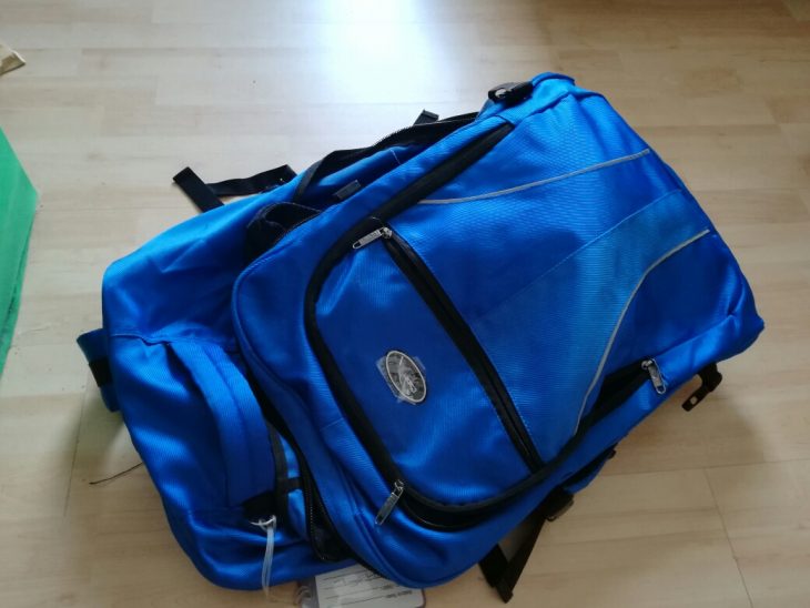 reisetasche blau auf dem boden