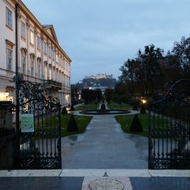 mirabellgarten und schloss bei nacht