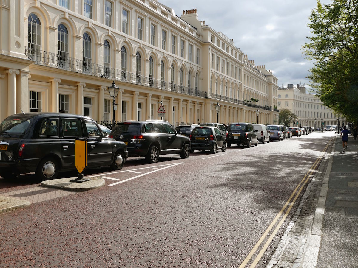 typische londoner strasse mit taxis