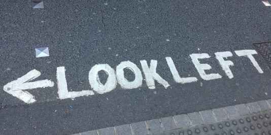 nach links beim strasse überqueren