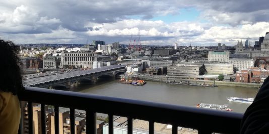 aussichtsterrasse des tate modern in london